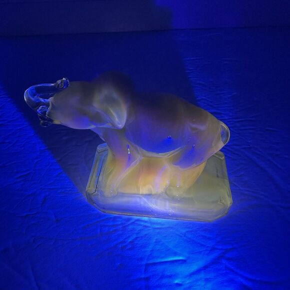 Vintage Boyd Glass Figurine Yellow Zack the Elephant Cornsilk Slag Cadmium Glow - Picture 8 of 10